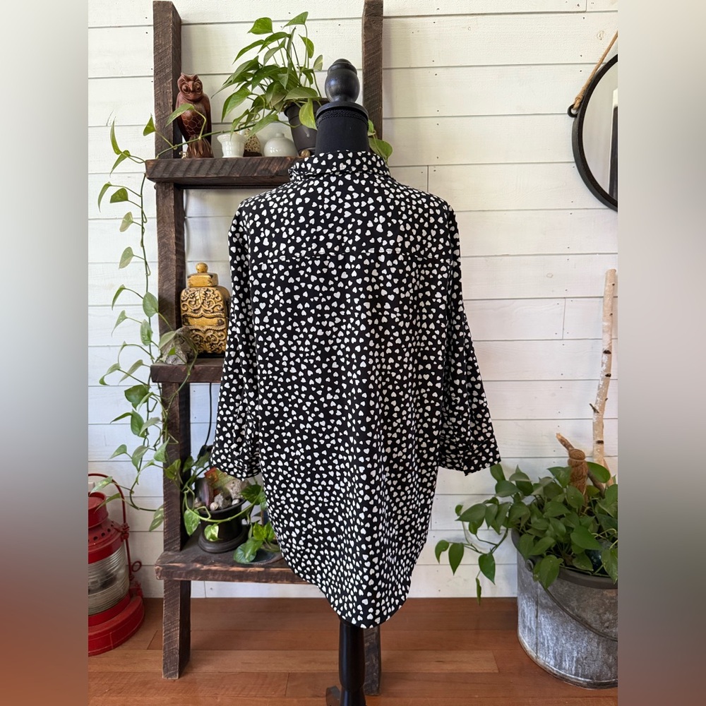 Dalia: Black and White Heart Pattern Button Up Blouse. - Picture 8 of 16